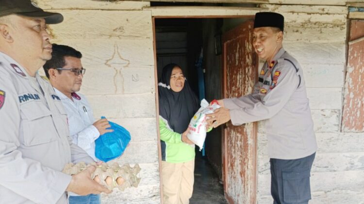 Kapolsek Tanah Jawa, Kompol Asmon Bufitra, S.H., M.H bersama personel Berikan Bantuan Sembako kepada Warga Membutuhkan di Nagori Buntu Turunan