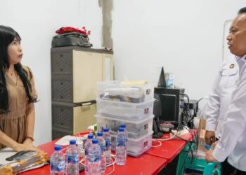 Deputi Bidang Koordinasi Pertahanan Negara dan Kesatuan Bangsa Kemenko Polkam, Mayjen TNI Purwito Hadi Wardhono meninjau usaha pabrik es di Desa Pantai Gemi, Kabupaten Langkat. (Foto Ist)