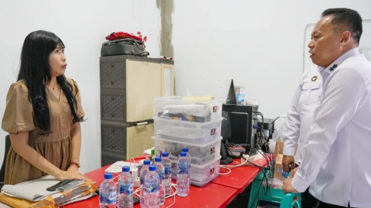 Deputi Bidang Koordinasi Pertahanan Negara dan Kesatuan Bangsa Kemenko Polkam, Mayjen TNI Purwito Hadi Wardhono meninjau usaha pabrik es di Desa Pantai Gemi, Kabupaten Langkat. (Foto Ist)