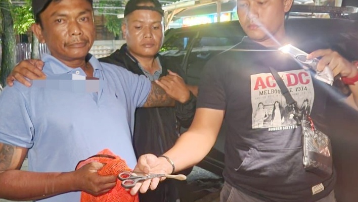 Tim Subsatgas Tindak Operasi Pekat Toba 2025 mengamankan jukir bawa senjata tajam jenis gunting. (Foto Ist)