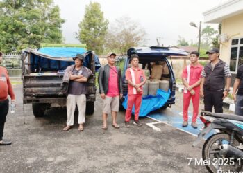 Kedua terduga pelaku dan barang bukti diapit Tim Opsal Sat Reskrim Polres Simalungun