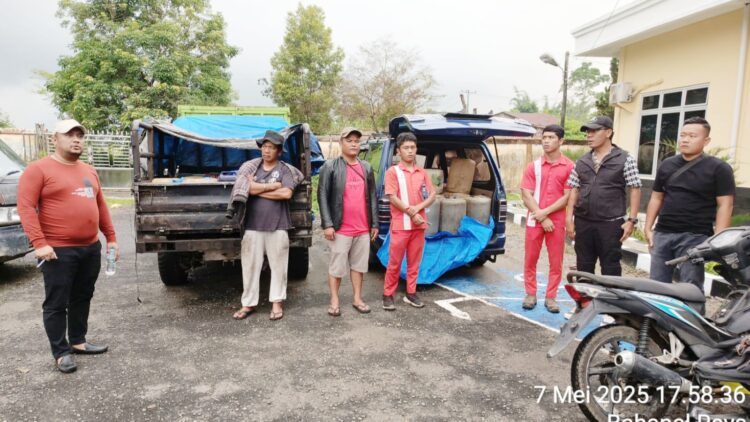 Kedua terduga pelaku dan barang bukti diapit Tim Opsal Sat Reskrim Polres Simalungun