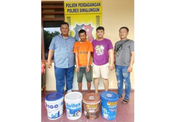 pelaku Eko Setiawan Pasaribu alias Kembar beserta barang bukti diapit Kanit Reskrim IPDA Gerry Simanjuntak SH dan Tim