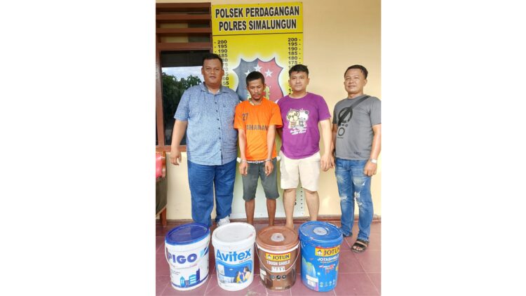 pelaku Eko Setiawan Pasaribu alias Kembar beserta barang bukti diapit Kanit Reskrim IPDA Gerry Simanjuntak SH dan Tim