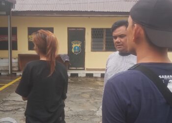 Tersangka SR alias Adel saat hendak dibawa Pengembangan oleh Kanit Idik 1 IPDA Warman Siallagan SH dan Tim
