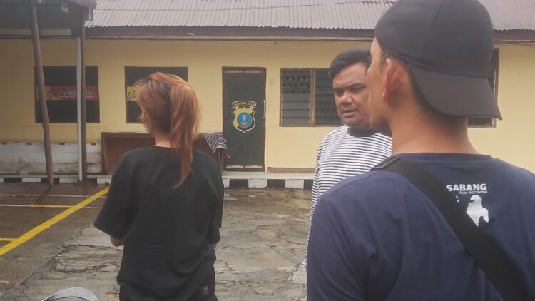 Tersangka SR alias Adel saat hendak dibawa Pengembangan oleh Kanit Idik 1 IPDA Warman Siallagan SH dan Tim