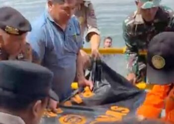 Polsek Onanrunggu bersama Tim Rescue Pos SAR saat evakuasi salah satu korban.