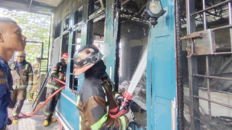 Northern Green School yang terbakar. (Foto Ist)