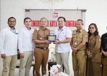 Wali Kota Tanjungbalai, Mahyaruddin Salim didampingi Asisten Ekbang drh Muslim, Kadis Dagper Clara Yustina dan Plt Kabag Perekonomian Rini Diana menerima audiensi Pimpinan Perum Bulog Cabang Asahan Gusdi Prasmana beserta jajaran