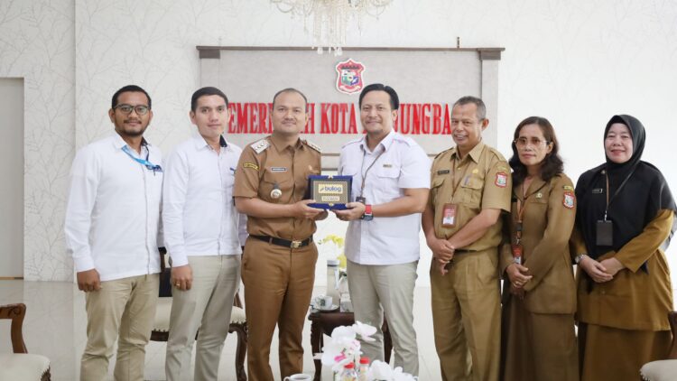 Wali Kota Tanjungbalai, Mahyaruddin Salim didampingi Asisten Ekbang drh Muslim, Kadis Dagper Clara Yustina dan Plt Kabag Perekonomian Rini Diana menerima audiensi Pimpinan Perum Bulog Cabang Asahan Gusdi Prasmana beserta jajaran