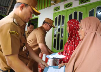 Wali Kota Tanjungbalai, Mahyaruddin Salim didampingi Wakil Wali Kota, Muhammad Fadly Abdina berikan bantuan kepada warga korban kebakaran.
