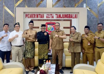Wakil Wali Kota Tanjungbalai, Muhammad Fadly Abdina didampingi Kabid Budaya Dinas Pendidikan Aryanti Rita Saragih menerima kunjungan silaturahmi dari Kesultanan Asahan