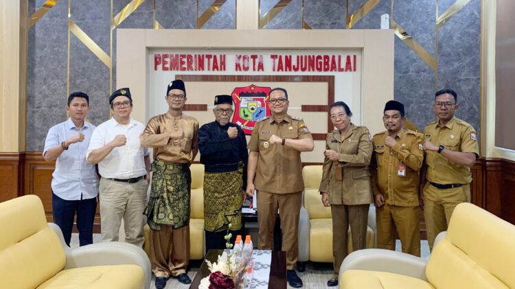 Wakil Wali Kota Tanjungbalai, Muhammad Fadly Abdina didampingi Kabid Budaya Dinas Pendidikan Aryanti Rita Saragih menerima kunjungan silaturahmi dari Kesultanan Asahan