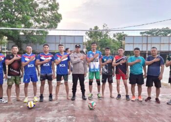 Ps. Kanit Binpolmas Aiptu Sahyadi Damanik dan Ps. Kanit Bintibsos Bripka Hermansah Putra olahraga bola volly bersama Satpam