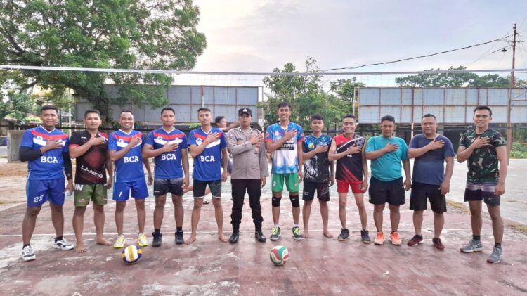 Ps. Kanit Binpolmas Aiptu Sahyadi Damanik dan Ps. Kanit Bintibsos Bripka Hermansah Putra olahraga bola volly bersama Satpam
