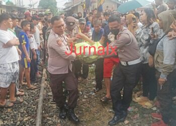 Jenajah Maretti Zendrato saat dievakuasi personil Polsek Siantar Timur dan Unit Gakkum Sat Lantas dari TKP