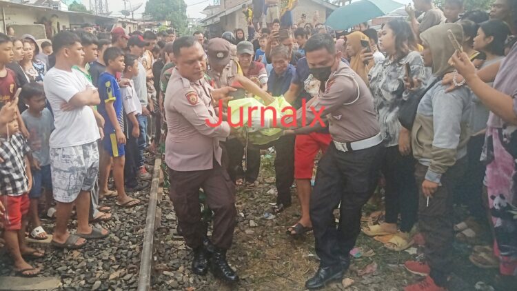 Jenajah Maretti Zendrato saat dievakuasi personil Polsek Siantar Timur dan Unit Gakkum Sat Lantas dari TKP