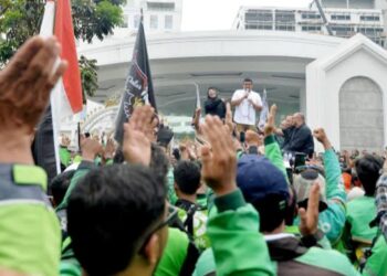 Aksi Ribuan driver ojek online (Ojol) di Medan saat diterima Gubernur Sumut Muhammad Bobby Afif Nasution. (Foto Ist)