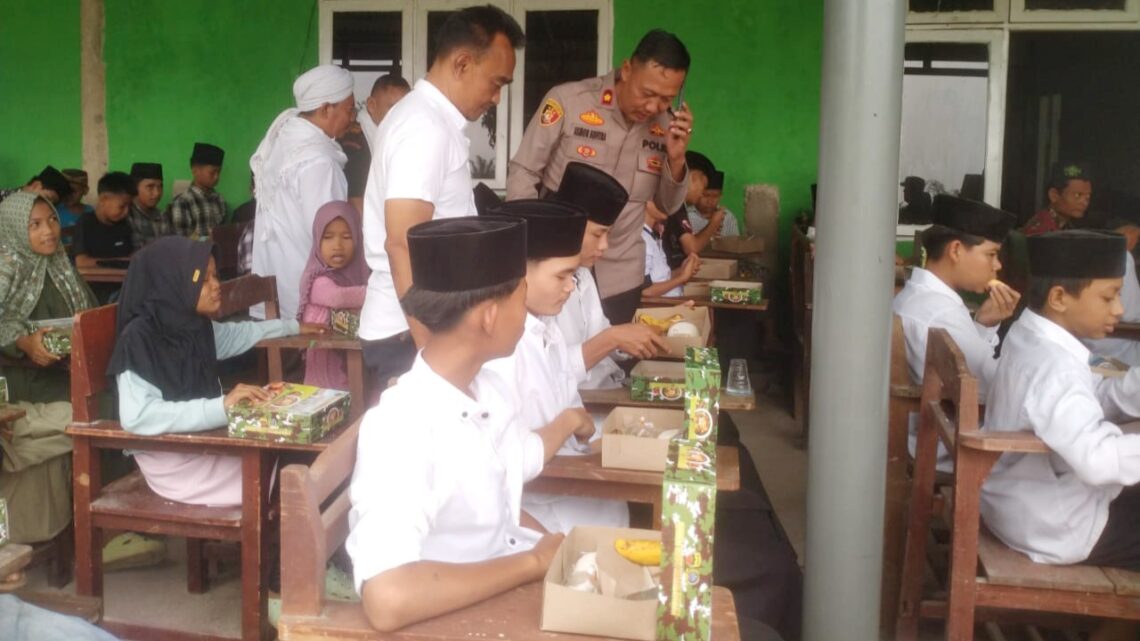 Kapolsek Tanah Jawa Kompol Asmon Bufitra, S.H., M.H hadiri kegiatan Makan Sehat Bergizi Bersama Kodim 0207/Sml untuk para santri Pondok Pesantren Darul Hikmah