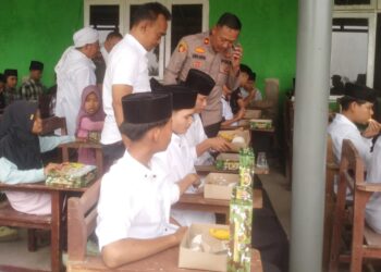 Kapolsek Tanah Jawa Kompol Asmon Bufitra, S.H., M.H hadiri kegiatan Makan Sehat Bergizi Bersama Kodim 0207/Sml untuk para santri Pondok Pesantren Darul Hikmah