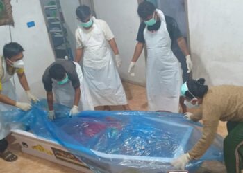 Jenajah pensiunan BUMN Polar Pardede dimasukkan kedalam peti jenajah