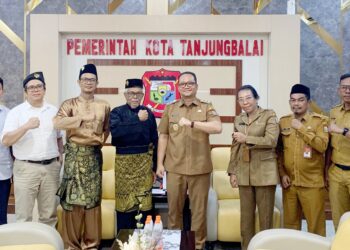 Wakil Wali Kota Tanjungbalai, Muhammad Fadly Abdina didampingi Kabid Budaya Dinas Pendidikan Aryanti Rita Saragih menerima kunjungan silaturahmi Perwakilan Kesultanan Asahan