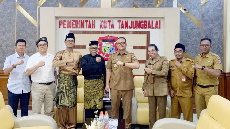Wakil Wali Kota Tanjungbalai, Muhammad Fadly Abdina didampingi Kabid Budaya Dinas Pendidikan Aryanti Rita Saragih menerima kunjungan silaturahmi Perwakilan Kesultanan Asahan