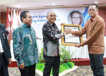 Bupati Simalungun, Anton Achmad Saragih, menerima "Anugerah Sahabat Pers" dari Serikat Media Siber Indonesia (SMSI) Pusat