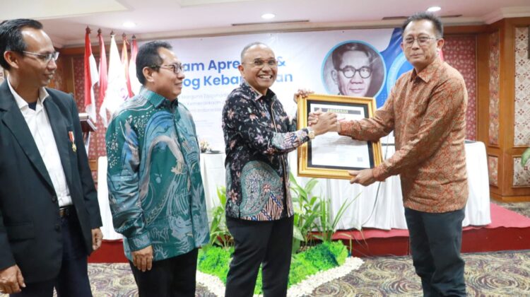 Bupati Simalungun, Anton Achmad Saragih, menerima "Anugerah Sahabat Pers" dari Serikat Media Siber Indonesia (SMSI) Pusat