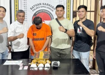Tersangka Joko Prayogi beserta barang bukti diapit Kanit Idik 2 IPDA From Pompa Siahaan SH bersama Tim