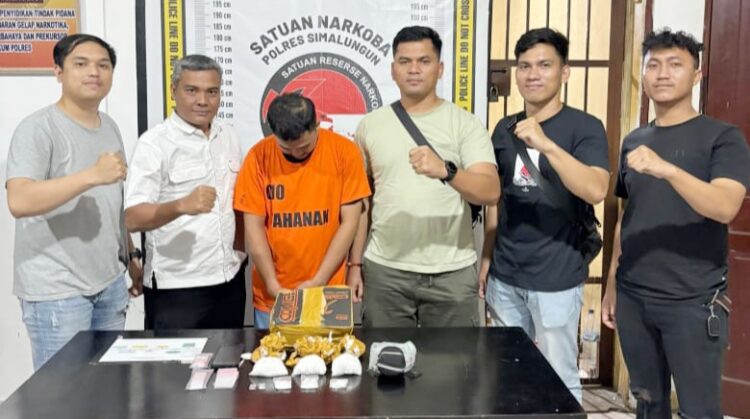 Tersangka Joko Prayogi beserta barang bukti diapit Kanit Idik 2 IPDA From Pompa Siahaan SH bersama Tim