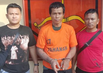 Tersangka RD alias Sarundeng diapit Kanit Reskrim IPDA Gerry Simanjuntak dan Tim