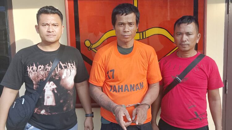 Tersangka RD alias Sarundeng diapit Kanit Reskrim IPDA Gerry Simanjuntak dan Tim