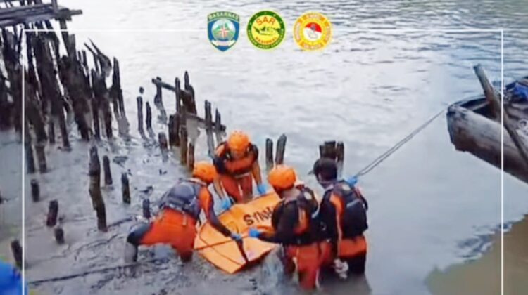 Tim SAR lakukan evakuasi remaja yang hanyut di Sungai Deli. (Foto Ist)