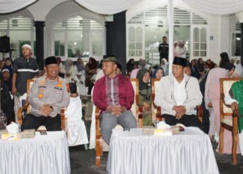Kapolres Simalungun AKBP Marganda Aritonang, S.H., S.I.K., M.M bersama jajaran Forkopimda menghadiri pemberangkatan jamaah calon haji Kabupaten Simalungun tahun 2025