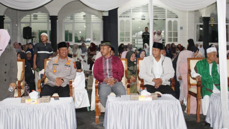 Kapolres Simalungun AKBP Marganda Aritonang, S.H., S.I.K., M.M bersama jajaran Forkopimda menghadiri pemberangkatan jamaah calon haji Kabupaten Simalungun tahun 2025