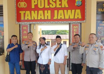 Kapolsek Tanah Jawa Kompol Asmon Bufitra, S.H., M.H menerima kunjungan silaturahmi dari Pendiri Pondok Pesantren Daaruttaudid Ahlillah, T.G. Alfaqir M.S. Sirait