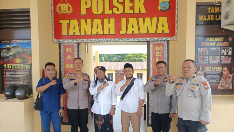 Kapolsek Tanah Jawa Kompol Asmon Bufitra, S.H., M.H menerima kunjungan silaturahmi dari Pendiri Pondok Pesantren Daaruttaudid Ahlillah, T.G. Alfaqir M.S. Sirait
