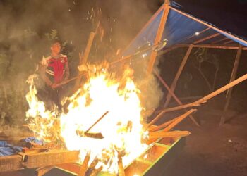 Dipimpin Kapolsek Sunggal Kompol Bambang G Hutabarat Gerebek Sarang Narkoba di Jl Sei Mencirim Desa Paya Geli Kecamatan Sunggal, Deli Serdang dan sejumlah barak dimusnahkan dengan cara dibakar. (Foto Ist)