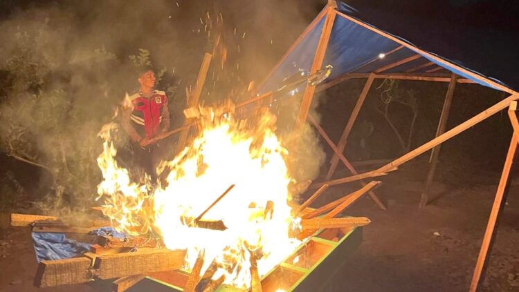 Dipimpin Kapolsek Sunggal Kompol Bambang G Hutabarat Gerebek Sarang Narkoba di Jl Sei Mencirim Desa Paya Geli Kecamatan Sunggal, Deli Serdang dan sejumlah barak dimusnahkan dengan cara dibakar. (Foto Ist)