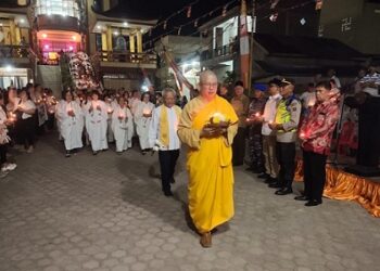 Kasat Binmas AKP Edy Siwoyo menghadiri kegiatan Pawai Prosesi Lilin dalam rangka perayaan Hari Tri Suci Waisak 2569 BE