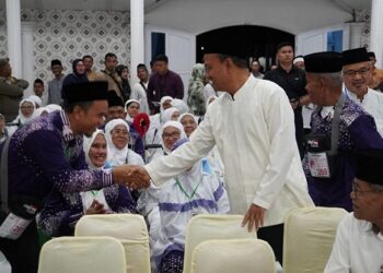 Wali Kota Tanjungbalai, Mahyaruddin Salim bersama Forkopimda Tanjungbalai melepas keberangkatan Jamaah Calon Haji Kota Tanjungbalai
