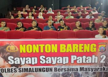 Kapolres Simalungun AKBP Marganda Aritonang, S.H. S.I.K. M.M bersama keluarga besar Polres Simalungun menggelar kegiatan nonton bareng (nobar) film "Sayap Sayap Patah 2"