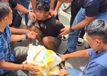 Personil polisi dibawah komando Kapolrestabes Medan Kombes Pol Gidion Arif Setyawan menangkap kurir sabu di Jalan Aksara, Bantan Timur, Medan tepat di depan Irian Supermarket & Dept.Store Aksara. (Foto Ist)