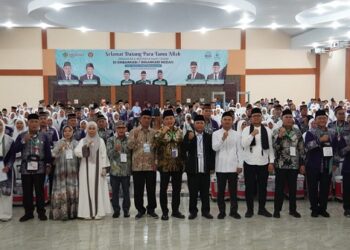 Wali Kota Tanjungbalai, Mahyaruddin Salim, didampingi oleh Wakil Wali Kota Muhammad Fadly Abdina, melepas keberangkatan jemaah calon haji kelompok terbang (Kloter) 11 dari Asrama Haji Embarkasi Medan menuju Bandara Udara Internasional Kualanamu