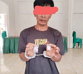 Terduga pengedar Moh. Irfan menunjukkan barang bukti sabu saat diamankan di Mako Korem 022/PT 