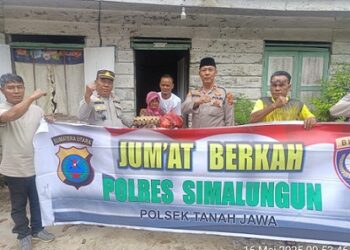 Kapolsek Tanah Jawa Kompol Asmon Bufitra, S.H., M.H beserta personil membagikan sembako kepada Mujiono dan istrinya Susiatik
