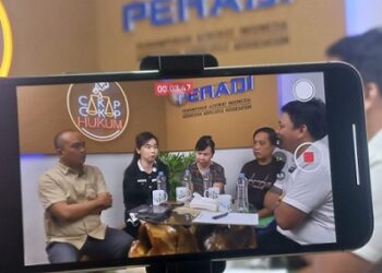 Korban KDRT, Sherly didampinggi keluarga dan kuasa hukum yang Dijadikan tersangka karena saling lapor saat hadir di podcast " CakapCakapHukum " PERADI yang dipandu oleh Dwi Ngai Sinaga, Ketua DPC PERADI, Medan. (Foto Romulo)