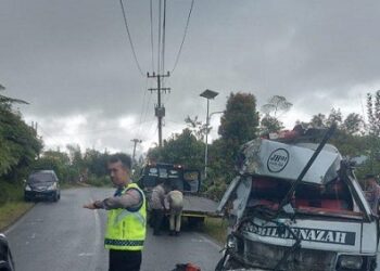 mobil ambulans yang membawa jenazah mengalami kecelakaan lalu lintas di Jalan Umum Dolok Sanggul-Sidikalang Kilometer 19- 20. (Foto Ist)
