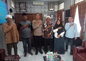 Kapolsek Tanah Jawa Kompol Asmon Bufitra, S.H., M.H., menerima kunjungan silaturahmi dari pimpinan Pondok Pesantren Darul Hikma Bah Joga Utara, KH. Amir Mahmud dan KH. Sawalluddin